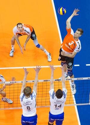 Berlin, Deutschland, 22.04.2015: Volleyball Bundesliga Playoffs Finale Spiel 2 (Best of Five) Saison 2014 2015 - Berlin Recycling Volleys - VfB Friedrichshafen. Robert Kromm (BR Volleys 3) gegen den Block aus v.li. Max Günthör Guenthoer (Friedrichshafen 8), Baptiste Geiler (Friedrichshafen 14)