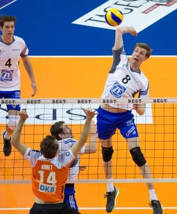 Berlin, Deutschland, 22.04.2015: Volleyball Bundesliga Playoffs Finale Spiel 2 (Best of Five) Saison 2014 2015 - Berlin Recycling Volleys - VfB Friedrichshafen. Max Günthör Guenthoer (Friedrichshafen 8) gegen den Block aus Tomas Kmet (BR Volleys 14)