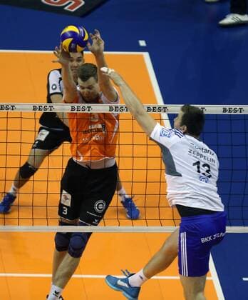 Adrian Gontariu (Friedrichshafen), vorne, hinten Robert Kromm (BR Volleys), BR Volleys Berlin - VfB Friedrichshafen Deutsche Volleyball Liga, Saison 2014 2015, Herren, Männer, Männer, men, Volleyball, Deutschland, playoffs, Finale, Finalspiele, Germany, Max-Schmeling-Halle Berlin, 22.4.2015