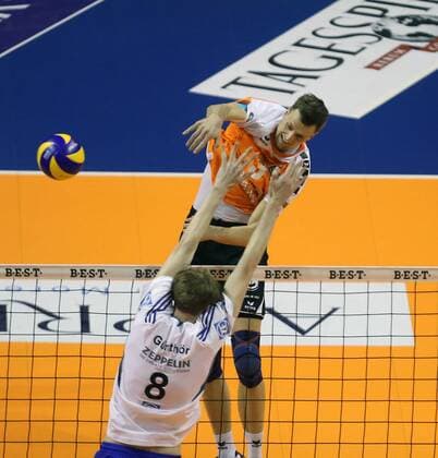 Robert Kromm (BR Volleys), hinten, vorne Max Günthör (Friedrichshafen), BR Volleys Berlin - VfB Friedrichshafen Deutsche Volleyball Liga, Saison 2014 2015, Herren, Männer, Männer, men, Volleyball, Deutschland, playoffs, Finale, Finalspiele, Germany, Max-Schmeling-Halle Berlin, 22.4.2015