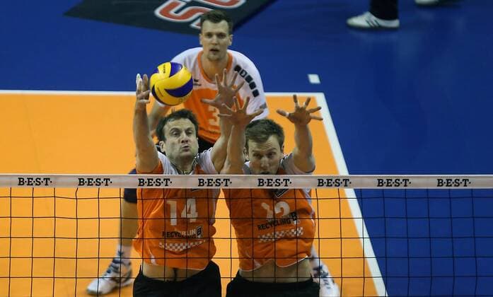 Tomas Kmet (BR Volleys), links, rechts Paul Carroll (BR Volleys), hinten Robert Kromm (BR Volleys), BR Volleys Berlin - VfB Friedrichshafen Deutsche Volleyball Liga, Saison 2014 2015, Herren, Männer, Männer, men, Volleyball, Deutschland, playoffs, Finale, Finalspiele, Germany, Max-Schmeling-Halle Berlin, 22.4.2015