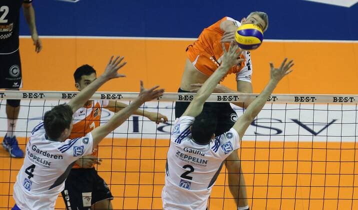 Rob Bontje (BR Volleys), hinten, vorne Maarten van Garderen (Friedrichshafen), Maximiliano Gauna (Friedrichshafen), BR Volleys Berlin - VfB Friedrichshafen Deutsche Volleyball Liga, Saison 2014 2015, Herren, Männer, Männer, men, Volleyball, Deutschland, playoffs, Finale, Finalspiele, Germany, Max-Schmeling-Halle Berlin, 22.4.2015