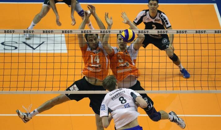 Max Günthör (Friedrichshafen), vorne, hinten Tomas Kmet (BR Volleys), Robert Kromm (BR Volleys), BR Volleys Berlin - VfB Friedrichshafen Deutsche Volleyball Liga, Saison 2014 2015, Herren, Männer, Männer, men, Volleyball, Deutschland, playoffs, Finale, Finalspiele, Germany, Max-Schmeling-Halle Berlin, 22.4.2015
