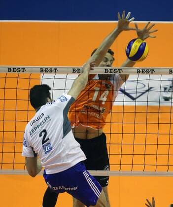 Maximiliano Gauna (Friedrichshafen), vorne, hinten Tomas Kmet (BR Volleys), BR Volleys Berlin - VfB Friedrichshafen Deutsche Volleyball Liga, Saison 2014 2015, Herren, Männer, Männer, men, Volleyball, Deutschland, playoffs, Finale, Finalspiele, Germany, Max-Schmeling-Halle Berlin, 22.4.2015