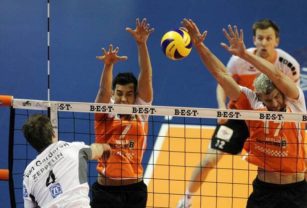 Maarten van Garderen im Angriff, Kawika Shoji, Rob Bontje Volleyball Bundesliga Herren Play Off Finale um die Deutsche Meisterschaft Saison 2014 2015 22.04.2015 BR Volleys Berlin vs. VfB Friedrichshafen