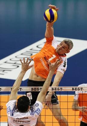Rob Bontje im Angriff, Maximiliano Gauna Volleyball Bundesliga Herren Play Off Finale um die Deutsche Meisterschaft Saison 2014 2015 22.04.2015 BR Volleys Berlin vs. VfB Friedrichshafen