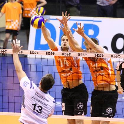 Adrian Radu Gonatriu ( 13, VfB Friedrichshafen), Tomas Kmet ( 14, Berlin Recycling Volleys), Paul Carroll ( 12, Berlin Recycling Volleys) , Berlin Recycling Volleys vs. VfB Friedrichshafen, Herren, Volleyball, Endspiel, 22.04.2015 , EP_MHT