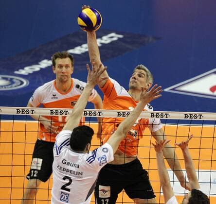 Rob Bontje im Angriff, Maximiliano Gauna Volleyball Bundesliga Herren Play Off Finale um die Deutsche Meisterschaft Saison 2014 2015 22.04.2015 BR Volleys Berlin vs. VfB Friedrichshafen