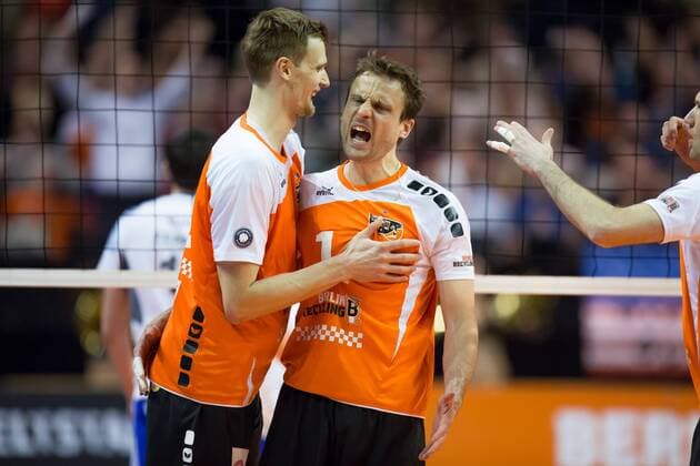 Berlin, Deutschland, 22.04.2015: Volleyball Bundesliga Playoffs Finale Spiel 2 (Best of Five) Saison 2014 2015 - Berlin Recycling Volleys - VfB Friedrichshafen. Robert Kromm (BR Volleys 3) und Tomas Kmet (BR Volleys 14) jubeln