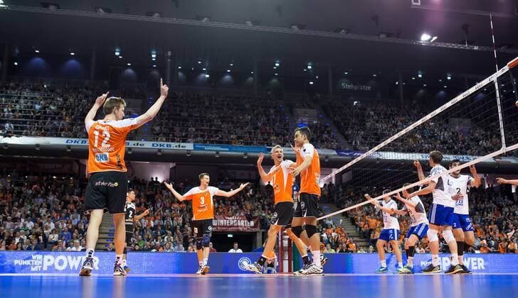 Berlin, Deutschland, 22.04.2015: Volleyball Bundesliga Playoffs Finale Spiel 2 (Best of Five) Saison 2014 2015 - Berlin Recycling Volleys - VfB Friedrichshafen. Das Team der BR Volleys jubelt: v.l. Paul Carroll (BR Volleys 12), Erik Shoji (BR Volleys 2), Robert Kromm (BR Volleys 3), Rob Bontje (BR Volleys 17), Kawika Shoji (BR Volleys 7)