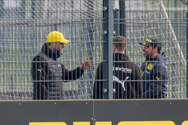 Sonntag 19.04.2015, Saison 2014 2015, Training BV Borussia Dortmund, Trainer Juergen Klopp (BVB) lacht, Trainer David Wagner (BVB U23), Torwart-Trainer Matthias Kleinsteiber (BVB U23) DeFodi001