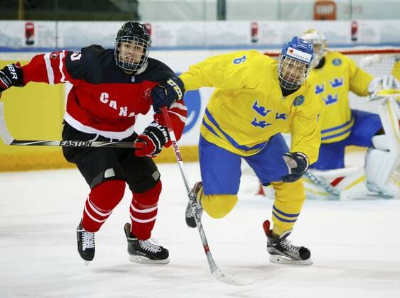 23.94.2015 Zug. Schweiz Eishockey U 18 Weltmeisterschaft , Kanada - Schweden Bossard Arena. Bild zeigt Oliver Kylington(SWE) (R.) gegen Nathan Noel (CAN) Aktion Zweikampf Foto 
