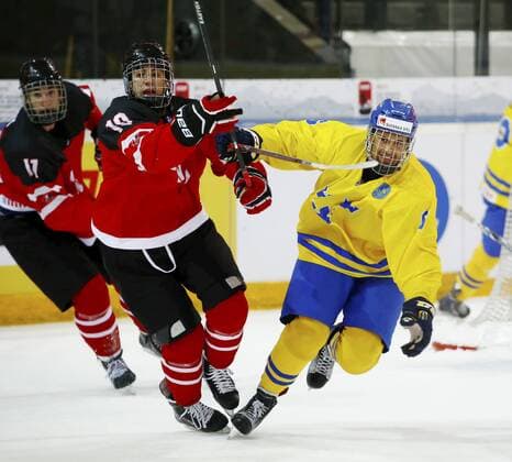 23.94.2015 Zug. Schweiz Eishockey U 18 Weltmeisterschaft , Kanada - Schweden Bossard Arena. Bild zeigt Oliver Kylington(SWE) (R.) gegen Nathan Noel (CAN) Aktion Zweikampf Foto 