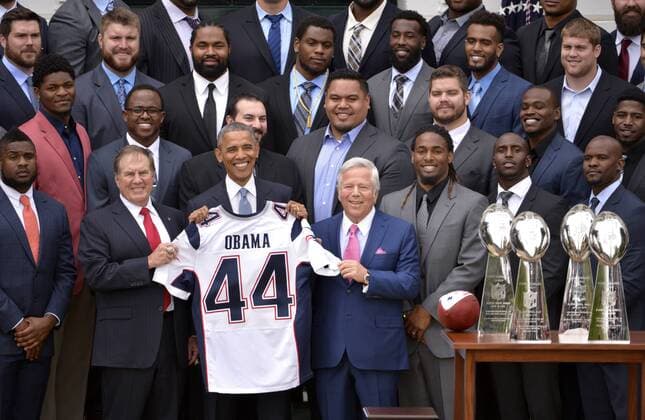 WUHAN, April 23, 2015 -- U.S. President Barack Obama (front C) poses for photos with New England Patriots at a ceremony honoring the Super Bowl Champion New England Patriots on the South Lawn of the White House in Washington D.C., the United States, April 23, 2015. ) (SP)U.S.-WASHINTON D.C.-FOOTBALL-NEW ENGLAND PATRIOTS YinxBogu 