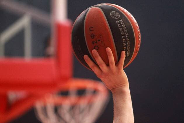 Turkish Airlines Basketball Euroleague Saison 2014 2015 Playoffs Round 4, 23.04.2015 Olympiakos Piräus - FC Barcelona Barca 71:68 Ein Spielball der Turkish Lines Euroleague vor einer Korbanlage Olympiakos Piräus - FC Barcelona 71:68 ane