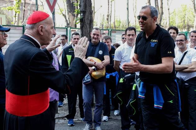 Aktuell Fußball, Italien, Schiedsrichterdelegation besichtigt mit Kardinal Poletto das Turiner Grabtuch April 23, 2015 - Turin, Italy - Cardinal Severino Poletto accompanying a delegation of five football referees to see the Holy Shroud. Turin: Cardinal Poletto with referees to Shroud - ZUMAp133