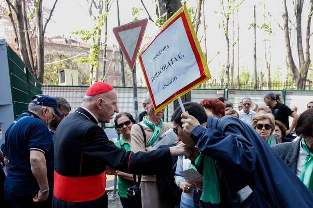 Aktuell Fußball, Italien, Schiedsrichterdelegation besichtigt mit Kardinal Poletto das Turiner Grabtuch April 23, 2015 - Turin, Italy - Cardinal Severino Poletto accompanying a delegation of five football referees to see the Holy Shroud. Along the way the Cardinal stops to bless the pilgrims. Turin: Cardinal Poletto with referees to Shroud - ZUMAp133