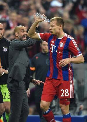 21.04.2015, Fussball, Saison 2014 15, Champions League, 2014 15, Viertelfinale, FC Bayern München - FC Porto 6:1 Holger Badstuber (Bayern Muenchen), re., und Trainer Pep Guardiola (Bayern Muenchen)