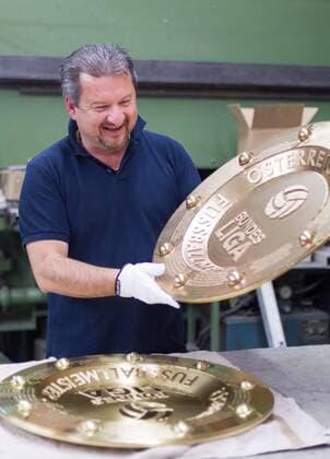 23.04.2015, Guertlerei Schnitzhofer, Faistenau, AUT, 1. FBL, Neuer Bundesliga Meisterteller, im Bild Walter Schnitzhofer mit dem neuen Bundesliga Meisterteller during the Presentation of the new Austrian Football Bundesliga Champions Trophy at the Guertlerei Schnitzhofer, Faistenau, Austria on 2015 04 23.  EX_JFK  