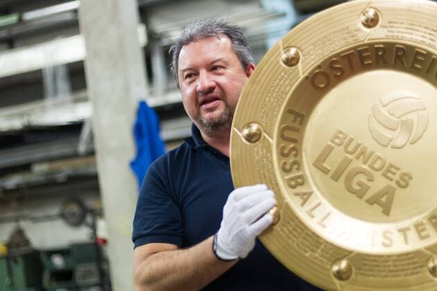 23.04.2015, Guertlerei Schnitzhofer, Faistenau, AUT, 1. FBL, Neuer Bundesliga Meisterteller, im Bild Walter Schnitzhofer mit dem neuen Bundesliga Meisterteller during the Presentation of the new Austrian Football Bundesliga Champions Trophy at the Guertlerei Schnitzhofer, Faistenau, Austria on 2015 04 23.  EX_JFK  