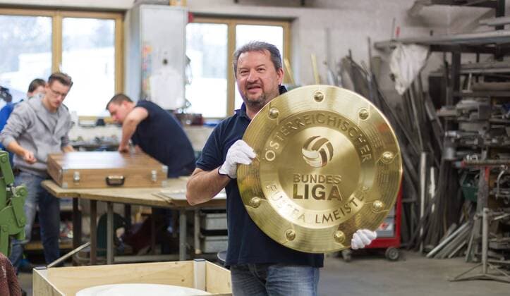 23.04.2015, Guertlerei Schnitzhofer, Faistenau, AUT, 1. FBL, Neuer Bundesliga Meisterteller, im Bild Walter Schnitzhofer mit dem neuen Bundesliga Meisterteller during the Presentation of the new Austrian Football Bundesliga Champions Trophy at the Guertlerei Schnitzhofer, Faistenau, Austria on 2015 04 23.  EX_JFK  