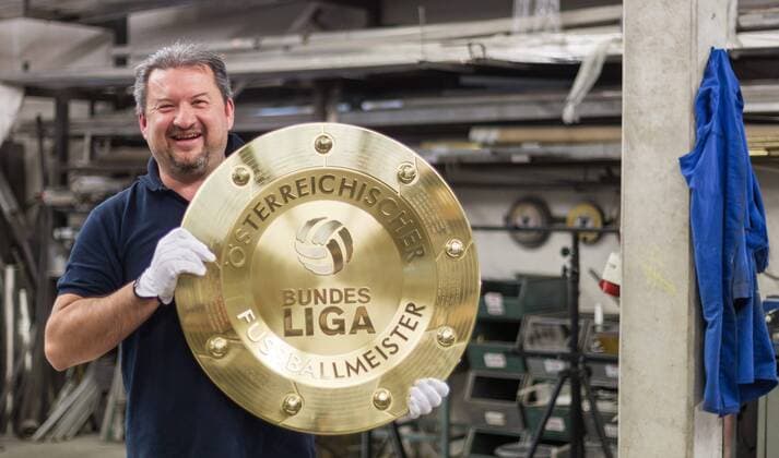 23.04.2015, Guertlerei Schnitzhofer, Faistenau, AUT, 1. FBL, Neuer Bundesliga Meisterteller, im Bild Walter Schnitzhofer mit dem neuen Bundesliga Meisterteller during the Presentation of the new Austrian Football Bundesliga Champions Trophy at the Guertlerei Schnitzhofer, Faistenau, Austria on 2015 04 23.  EX_JFK  