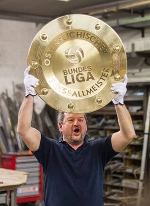 23.04.2015, Guertlerei Schnitzhofer, Faistenau, AUT, 1. FBL, Neuer Bundesliga Meisterteller, im Bild Walter Schnitzhofer mit dem neuen Bundesliga Meisterteller during the Presentation of the new Austrian Football Bundesliga Champions Trophy at the Guertlerei Schnitzhofer, Faistenau, Austria on 2015 04 23.  EX_JFK  