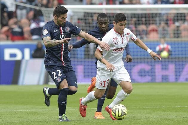 Ezequiel Lavezzi (PSG) vs Marco LOPES (lille) FOOTBALL : Paris Saint Germain PSG - OSC Lille LOSC - - Ligue 1 - 25 04 2015 JBAutissier Panoramic 