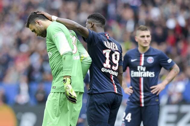 Salvatore Sirigu (PSG) Serge Aurier (PSG) FOOTBALL : Paris Saint Germain PSG - OSC Lille LOSC - - Ligue 1 - 25 04 2015 JBAutissier Panoramic 