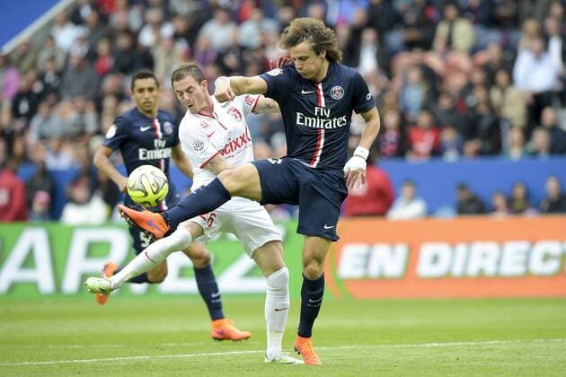 David Luiz (PSG) vs Nolan ROUX (lille) FOOTBALL : Paris Saint Germain PSG - OSC Lille LOSC - - Ligue 1 - 25 04 2015 JBAutissier Panoramic 