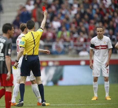 V.li. Schiedsrichter Wolfgang Stark zeigt Adam Hlousek (VfB) die Gelb-rote Karte . VfB Stuttgart-SCFreiburg . Stuttgart, GER, 25.04.2015, 30. Spieltag Fussball-Bundesliga 2014-2015.