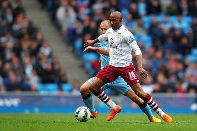 25.04.2015. Manchester, England. Barclays Premier League. Manchester City versus Aston Villa. Fabian Delph of Aston Villa holds the ball up xPaulxKeevilx  ActionPlus11615706