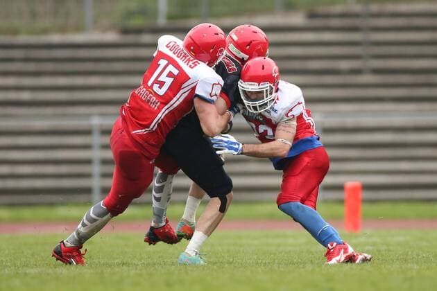 Rostock, 25. April 2015 American Football, Saison 2015 2016, German Football League 2, 1. Spieltag, Lübeck Cougars - Potsdam Royals: Benjamin Rabe (Lübeck Cougars, 15) und Jordi Brugnani (Lübeck Cougars, 23) bringen p30