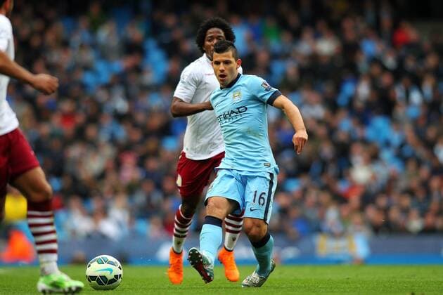 25.04.2015. Manchester, England. Barclays Premier League. Manchester City versus Aston Villa. Sergio Ag& xfc;ero of Manchester City passes the ball xPaulxKeevilx  ActionPlus11615712