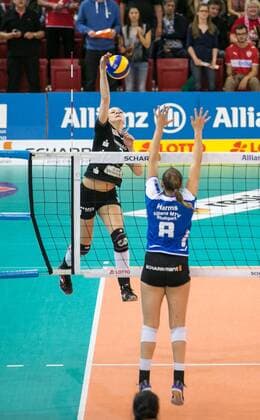 Kristina Mikhailenko 3 (Dresdner SC) gegen den Block von Kathrine Harms 8 und Micheli Pissinato 3, Allianz MTV Stuttgart vs Dresdner SC, 1. Volleyball Bundesliga Play-Off Finale Spiel 2, Damen, SCHARRena, Stuttgart, 25.04.2015 EP_nwr