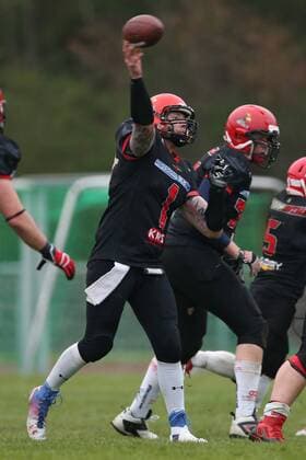 Rostock, 25. April 2015 American Football, Saison 2015 2016, German Football League 2, 1. Spieltag, Lübeck Cougars - Potsdam Royals: Joey Frias (Potsdam Royals, 1) wirft einen Pass