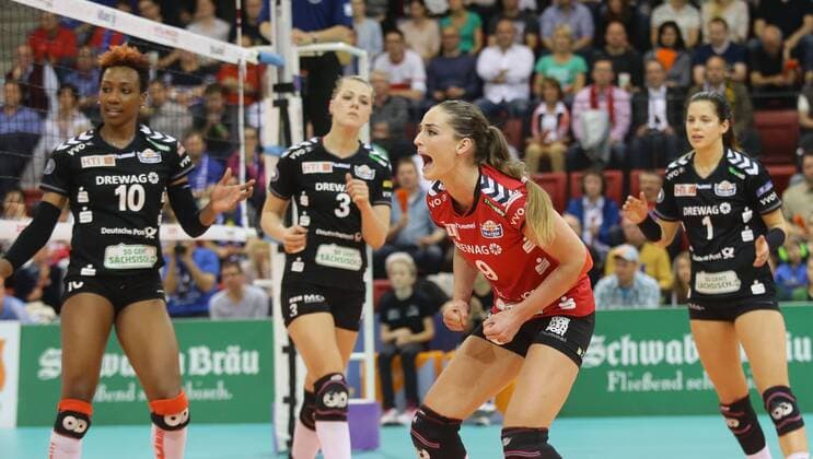 Stuttgart , Volleyball Bundesliga Finale Spiel 2 , Allianz MTV Stuttgart vs. Dresdner SC , Jubel Dresedn , mitte : Myrthe Schoot