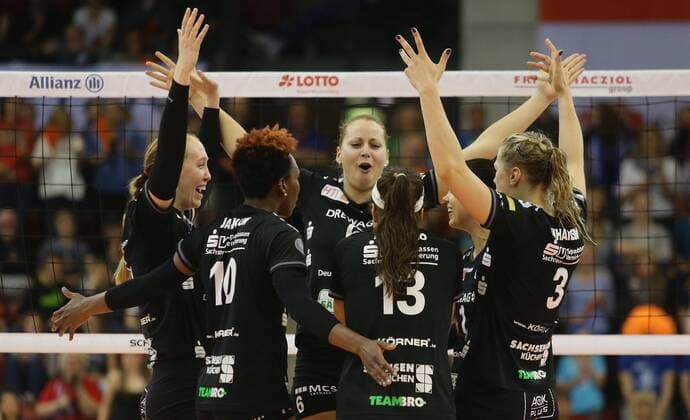 Stuttgart , Volleyball Bundesliga Finale Spiel 2 , Allianz MTV Stuttgart vs. Dresdner SC , Jubel Dresden