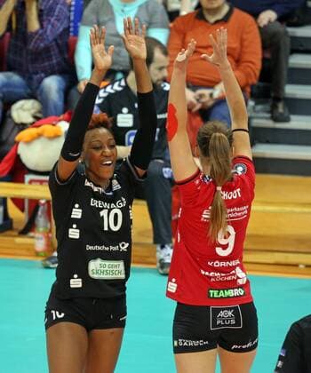 Allianz MTV Stuttgart Deutschland, Stuttgart, 25.04.2015, Volleyball, 1. Bundesliga Frauen, Saison 2014 2015, Play-Off Finale, Allianz MTV Stuttgart - Dresdner SC: v.l. Cursty Jackson, Myrthe Schoot (beide Dresdner SC).