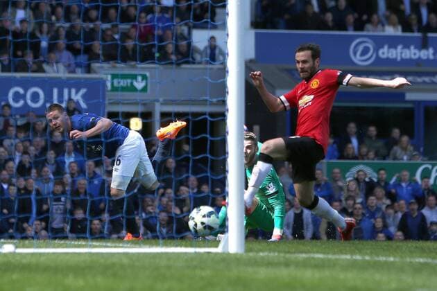 James McCarthy of Everton scores the opening goal - Everton vs. Manchester United ManU - Barclay s Premier League - Goodison Park - Liverpool- 26 04 2015 Pic Philip Oldham Sportimage EDITORIAL USE ONLY. No use with unauthorised audio, video, data, fixture lists, club league logos or live services. Online in-match use limited to 120 images, no video emulation. No use in betting, games or single club league player publications.