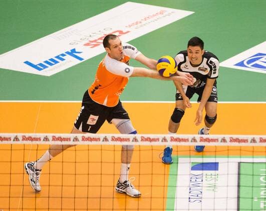 Scott Touzinsky 1 (BRV) nimmt vor Erik Shoji an, VfB Friedrichshafen vs Berlin Recycling Volleys, 1. Volleyball Bundesliga Play-Off Finale Spiel 3, Herren, ZF Arena Friedrichshafen EP_nwr