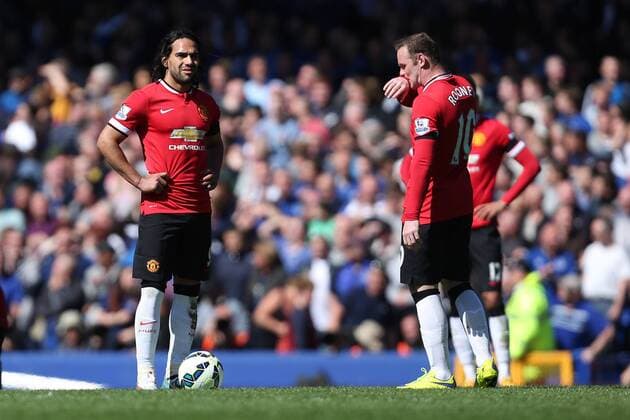 Manchester United ManU look dejected following Everton s third goal - Everton vs. Manchester United - Barclay s Premier League - Goodison Park - Liverpool- 26 04 2015 Pic Philip Oldham Sportimage EDITORIAL USE ONLY. No use with unauthorised audio, video, data, fixture lists, club league logos or live services. Online in-match use limited to 120 images, no video emulation. No use in betting, games or single club league player publications.