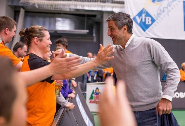 Friedrichshafen, Deutschland, 26.04.2015: Volleyball Bundesliga Playoffs Finale Spiel 3 (Best of Five) Saison 2014 2015 - VfB Friedrichshafen - Berlin Recycling Volleys. Manager Kaweh Niroomand (BR Volleys) bedankt sich nach dem Spiel bei den mitgereisten Fans