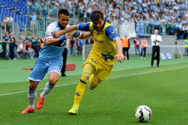 Aktuell FuÃŸball, Italien, Serie A, Lazio Rom - AC Chievo Verona 26.04.2015. Rome, Italy. Serie A Football. Lazio versus Chievo. Felipe Anderson (Laz) is challenged by Perparim Hetemaj (Chi) xGiuseppexMaffiax  ActionPlus11615993