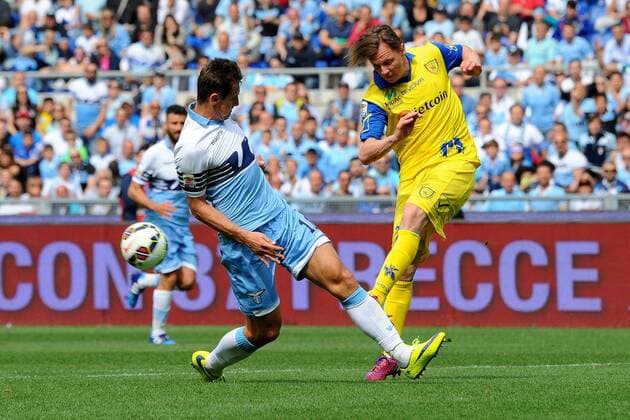 Aktuell FuÃŸball, Italien, Serie A, Lazio Rom - AC Chievo Verona 26.04.2015. Rome, Italy. Serie A Football. Lazio versus Chievo. Nicolas Frey (Chi) is challenged by Miroslav Klose (Laz) xGiuseppexMaffiax  ActionPlus11615997