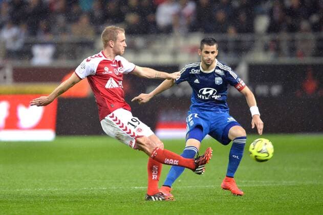 Aktuell Fußball, Frankreich, Ligue 1, Stade Reims - Olympique Lyon MAXIME GONALONS (ol) - Alexi PEUGET (rei) FOOTBALL : Stade Reims vs Olympique Lyon - Ligue 1 - 26 04 2015 AnthonyBIBARD FEP 