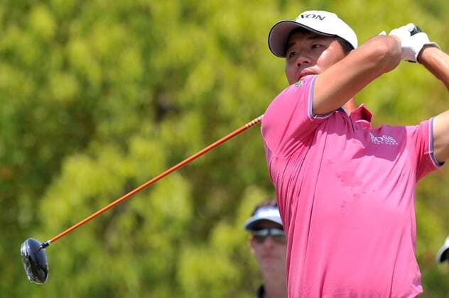 Aktuell Golf, China Open in Shanghai Wu Ashun of China tees off during the final round of the Volvo China Open tennis tournament 2015 in Shanghai, China, 26 April 2015. David Howell narrowly failed to win his first European Tour title since 2013 as he finished a shot adrift of China s Wu Ashun in the Volvo China Open. Wu, 29, finished on nine under after a final-round one-under 71 to secure a maiden European Tour title in Shanghai. Howell, 39, looked on course to force a play-off until he bogeyed the par-five 18th to finish with a level-par 72. Wu, who also plays on the Japan Tour, is the first Chinese player to win a European Tour event in his homeland. David Howell finishes second to home winner Wu Ashun at China Open  20150426_64203