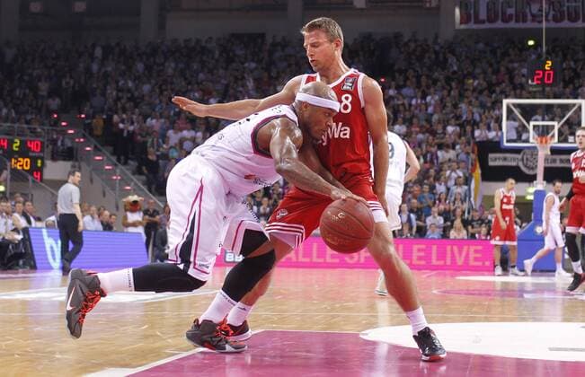 Bonn, TelekomBasketsDome, 24.04.15: Bonns Eugene Lawrence (L) gegen Münchens Heiko Schaffartzik im Spiel der 1. Basketball Bundesliga zwischen Telekom Baskets Bonn vs. FC Bayern München in der Saison 2014 2015.