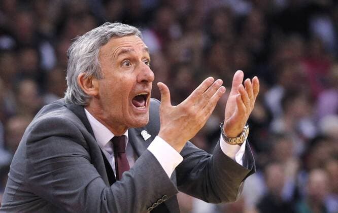 Bonn, TelekomBasketsDome, 24.04.15: Münchens Head Coach Svetislav Pesic enttäuscht im Spiel der 1. Basketball Bundesliga zwischen Telekom Baskets Bonn vs. FC Bayern München in der Saison 2014 2015.