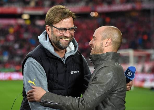 FUSSBALL DFB POKAL HALBFINALE SAISON 2014 2015 FC Bayern Muenchen - Borussia Dortmund 28.04.2015 Trainer Juergen Klopp (li, Borussia Dortmund) begruesst den TV-Experte Mehmet Scholl (re) 